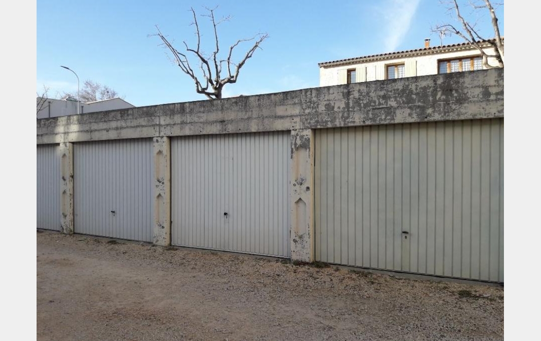 Annonces PONT DU GARD : Garage / Parking | UZES (30700) | 15 m2 | 85 € 